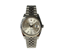 Rolex Datejust 126334 (2021) med sølvskive på Jubilee-lænke og riflet krans. Uret fremstår i alm. stand med brugsspor, som let kan poleres, 8/10. Kommer med boks, certifikat, manual, hangtag og whitetag.