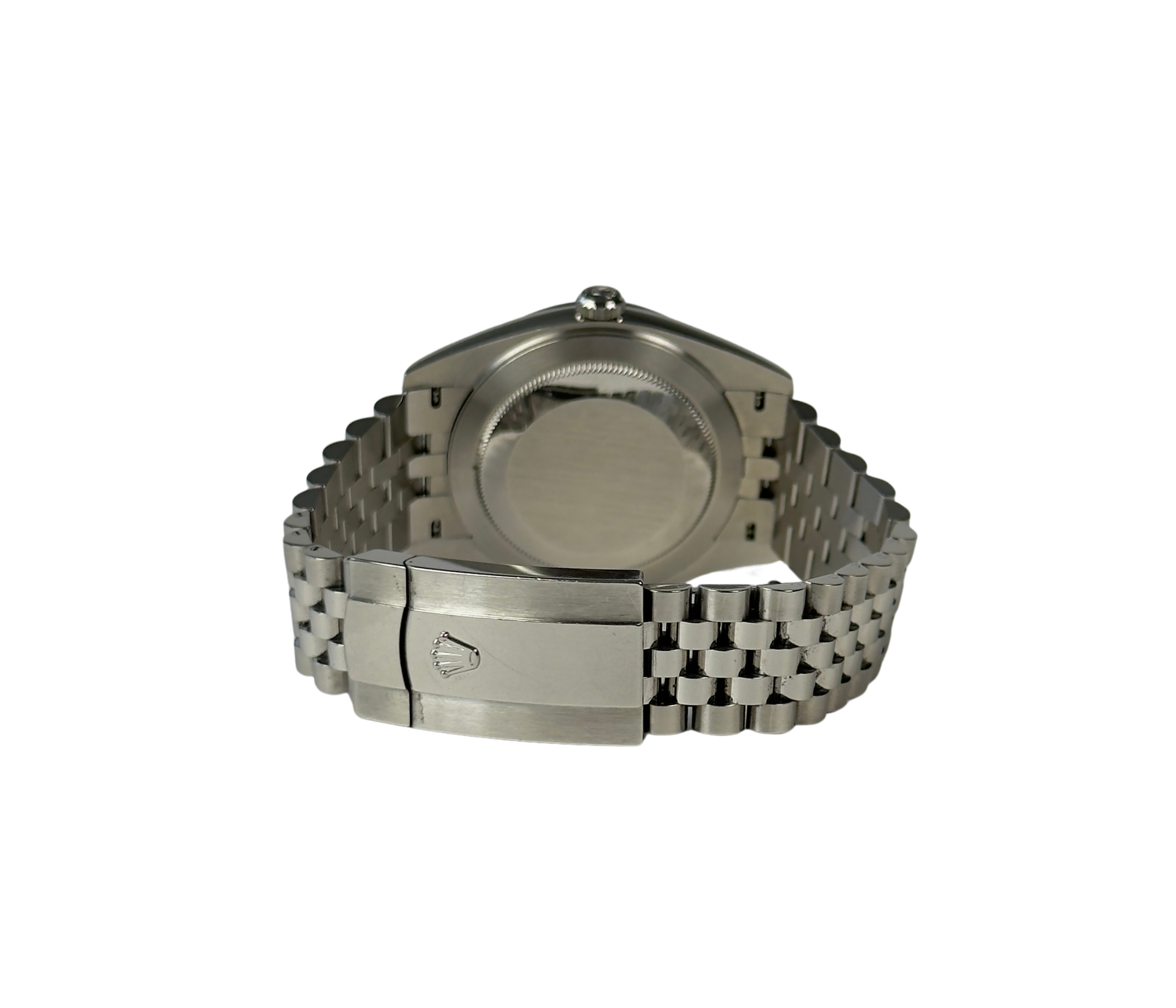Rolex Datejust 126334 (2021) med sølvskive på Jubilee-lænke og riflet krans. Uret fremstår i alm. stand med brugsspor, som let kan poleres, 8/10. Kommer med boks, certifikat, manual, hangtag og whitetag.
