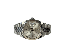 Rolex Datejust 126334 (2021) med sølvskive på Jubilee-lænke og riflet krans. Uret fremstår i alm. stand med brugsspor, som let kan poleres, 8/10. Kommer med boks, certifikat, manual, hangtag og whitetag.