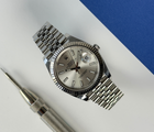 Rolex Datejust 126334 (2021) med sølvskive på Jubilee-lænke og riflet krans. Uret fremstår i alm. stand med brugsspor, som let kan poleres, 8/10. Kommer med boks, certifikat, manual, hangtag og whitetag.