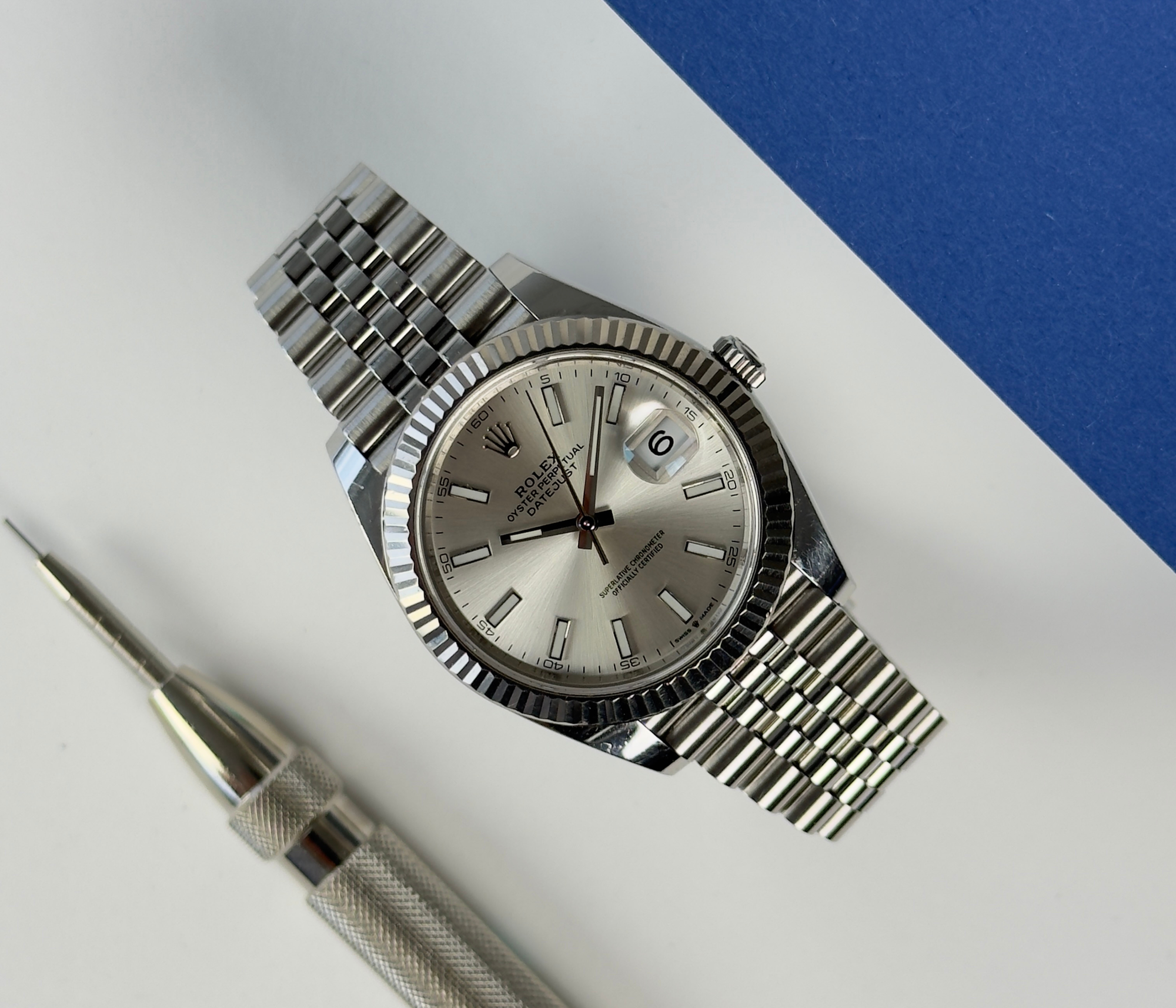 Rolex Datejust 126334 (2021) med sølvskive på Jubilee-lænke og riflet krans. Uret fremstår i alm. stand med brugsspor, som let kan poleres, 8/10. Kommer med boks, certifikat, manual, hangtag og whitetag.