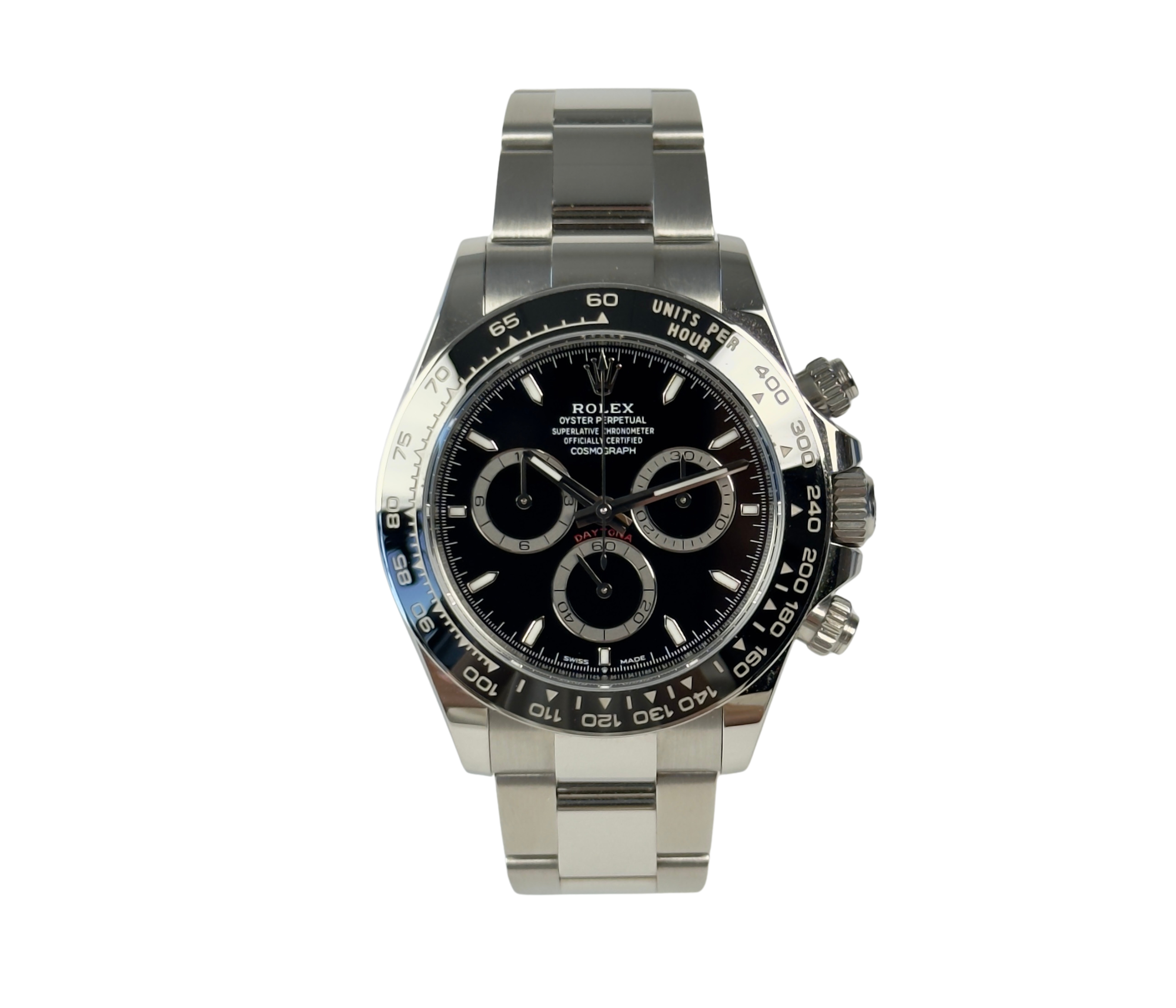 Rolex Daytona 126500LN (2024) i stål med sort skive. Uret fremstår i nær ny stand med få håndteringsspor, 9.5/10. Kommer som fuldt sæt: Bokse, certifikat, manualer, kortholder, købskvittering fra dansk AD og hangtag. 
Uret er omfattet af Rolex World Wide Garanti til 2029.