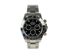 Rolex Daytona 126500LN (2024) i stål med sort skive. Uret fremstår i nær ny stand med få håndteringsspor, 9.5/10. Kommer som fuldt sæt: Bokse, certifikat, manualer, kortholder, købskvittering fra dansk AD og hangtag. 
Uret er omfattet af Rolex World Wide Garanti til 2029.