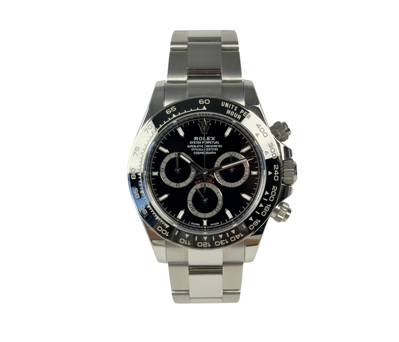 Rolex Daytona 126500LN (2024) i stål med sort skive. Uret fremstår i nær ny stand med få håndteringsspor, 9.5/10. Kommer som fuldt sæt: Bokse, certifikat, manualer, kortholder, købskvittering fra dansk AD og hangtag. 
Uret er omfattet af Rolex World Wide Garanti til 2029.