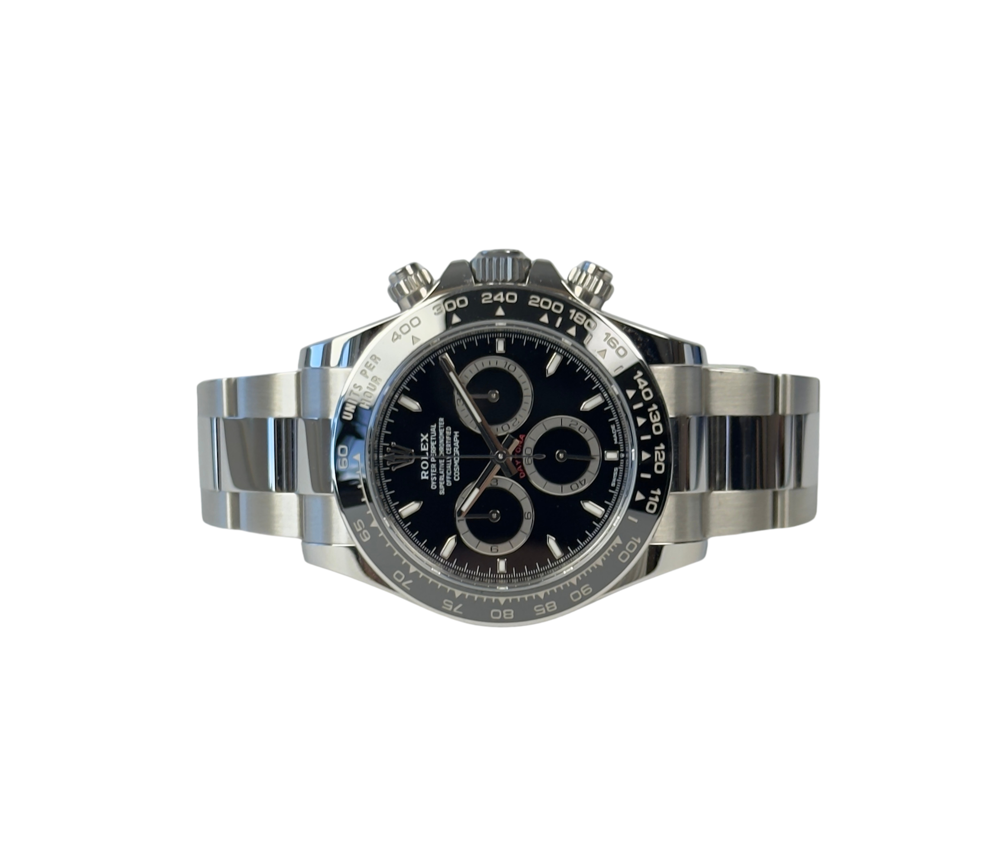 Rolex Daytona 126500LN (2024) i stål med sort skive. Uret fremstår i nær ny stand med få håndteringsspor, 9.5/10. Kommer som fuldt sæt: Bokse, certifikat, manualer, kortholder, købskvittering fra dansk AD og hangtag. 
Uret er omfattet af Rolex World Wide Garanti til 2029.