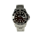 Rolex Sea-Dweller “Single Red” 126600 (2021) i stål. Uret måler 43 mm og markerer 50 års jubilæet for Sea-Dweller modellen. 
Det fremgår i alm. stand med brugsspor, 8/10. Kommer som fuldt sæt: Bokse, omslag, certifikat, manualer, hangtag, whitetag og bezelbeskytter. 
