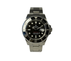 Rolex Sea-Dweller 126600 (2018) i stål på Oysterlænke med keramisk drejekrans. Uret måler 43 mm og er rigtig god stand med mindre hairline og brugsspor, 8.5/10. Kommer som fuldt sæt: Boks, certifikat, manual, kortholder, hangtag og whitetag.