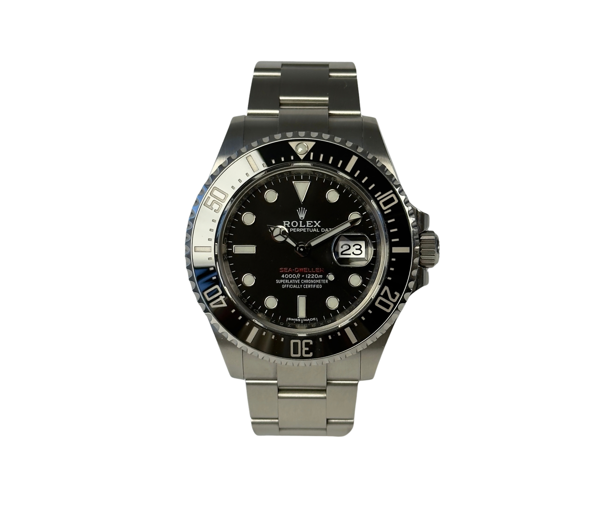 Rolex Sea-Dweller 126600 (2018) i stål på Oysterlænke med keramisk drejekrans. Uret måler 43 mm og er rigtig god stand med mindre hairline og brugsspor, 8.5/10. Kommer som fuldt sæt: Boks, certifikat, manual, kortholder, hangtag og whitetag.