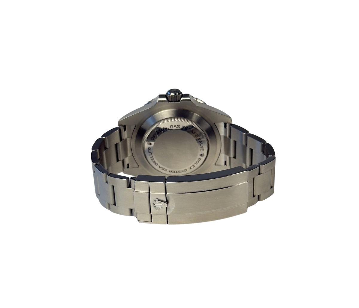 Rolex Sea-Dweller 126600 (2018) i stål på Oysterlænke med keramisk drejekrans. Uret måler 43 mm og er rigtig god stand med mindre hairline og brugsspor, 8.5/10. Kommer som fuldt sæt: Boks, certifikat, manual, kortholder, hangtag og whitetag.