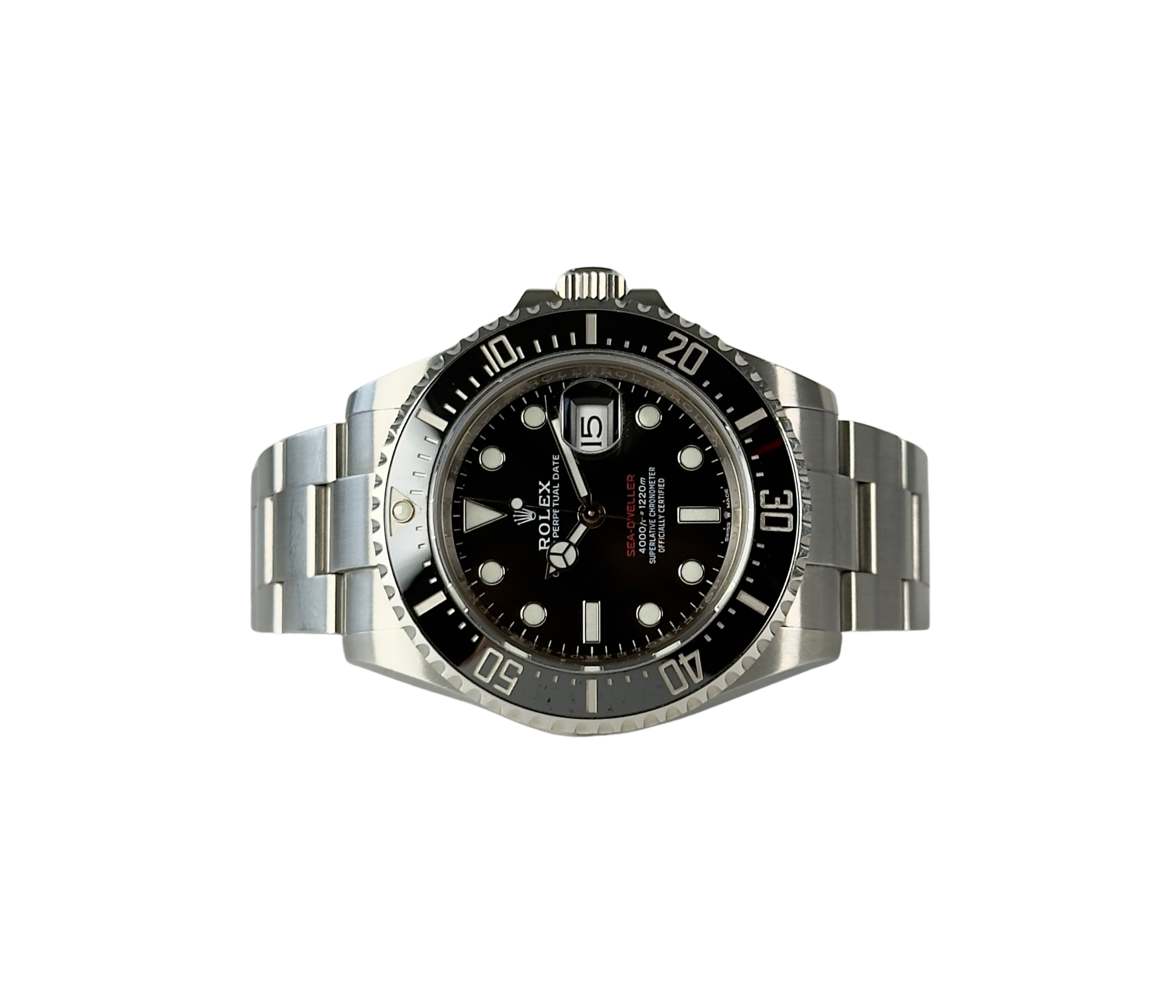 Rolex Sea-Dweller “Single Red” 126600 (2021) i stål. Uret måler 43 mm og markerer 50 års jubilæet for Sea-Dweller modellen. 
Det fremgår i alm. stand med brugsspor, 8/10. Kommer som fuldt sæt: Bokse, omslag, certifikat, manualer, hangtag, whitetag og bezelbeskytter. 