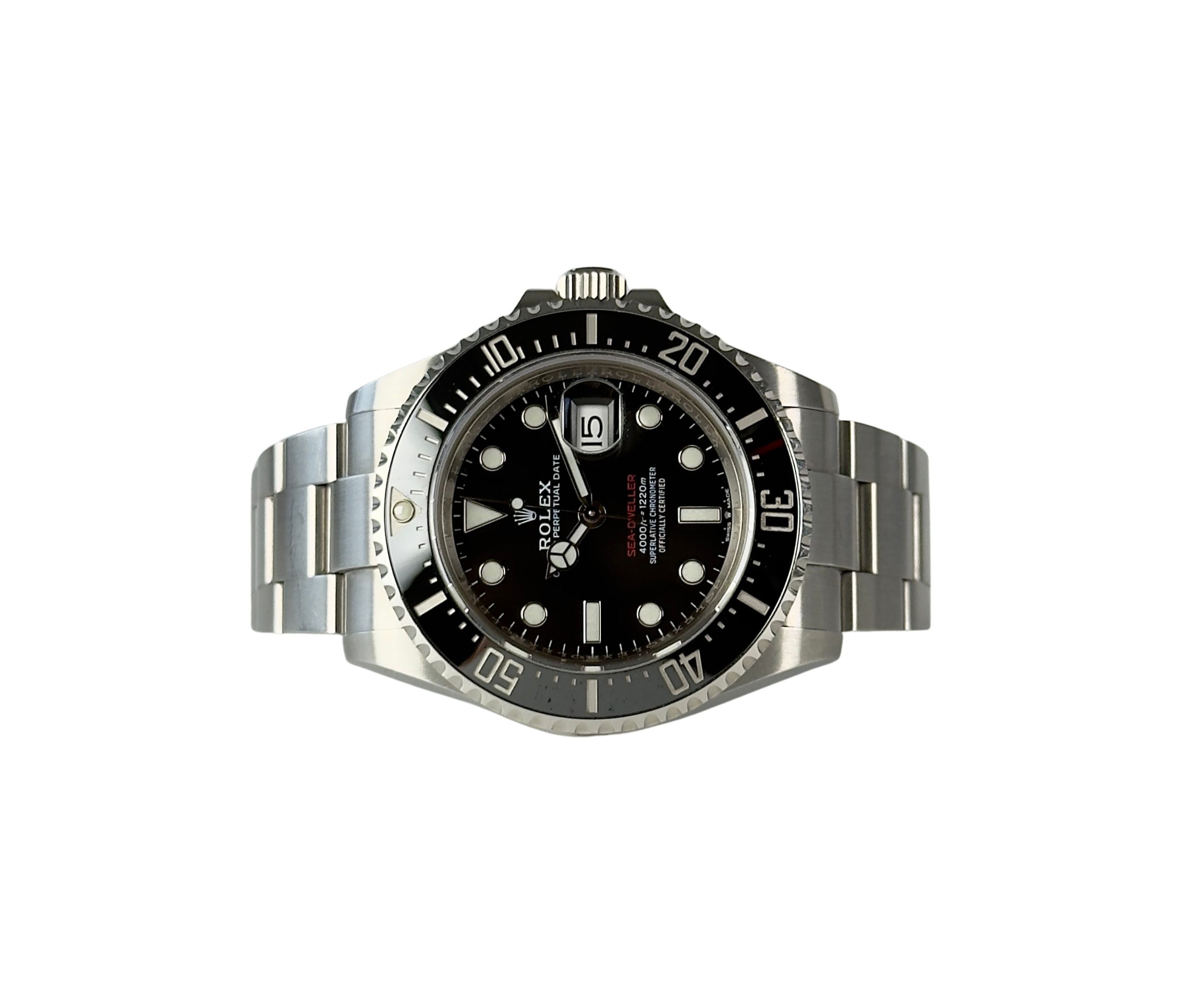 Rolex Sea-Dweller “Single Red” 126600 (2021) i stål. Uret måler 43 mm og markerer 50 års jubilæet for Sea-Dweller modellen. 
Det fremgår i alm. stand med brugsspor, 8/10. Kommer som fuldt sæt: Bokse, omslag, certifikat, manualer, hangtag, whitetag og bezelbeskytter. 