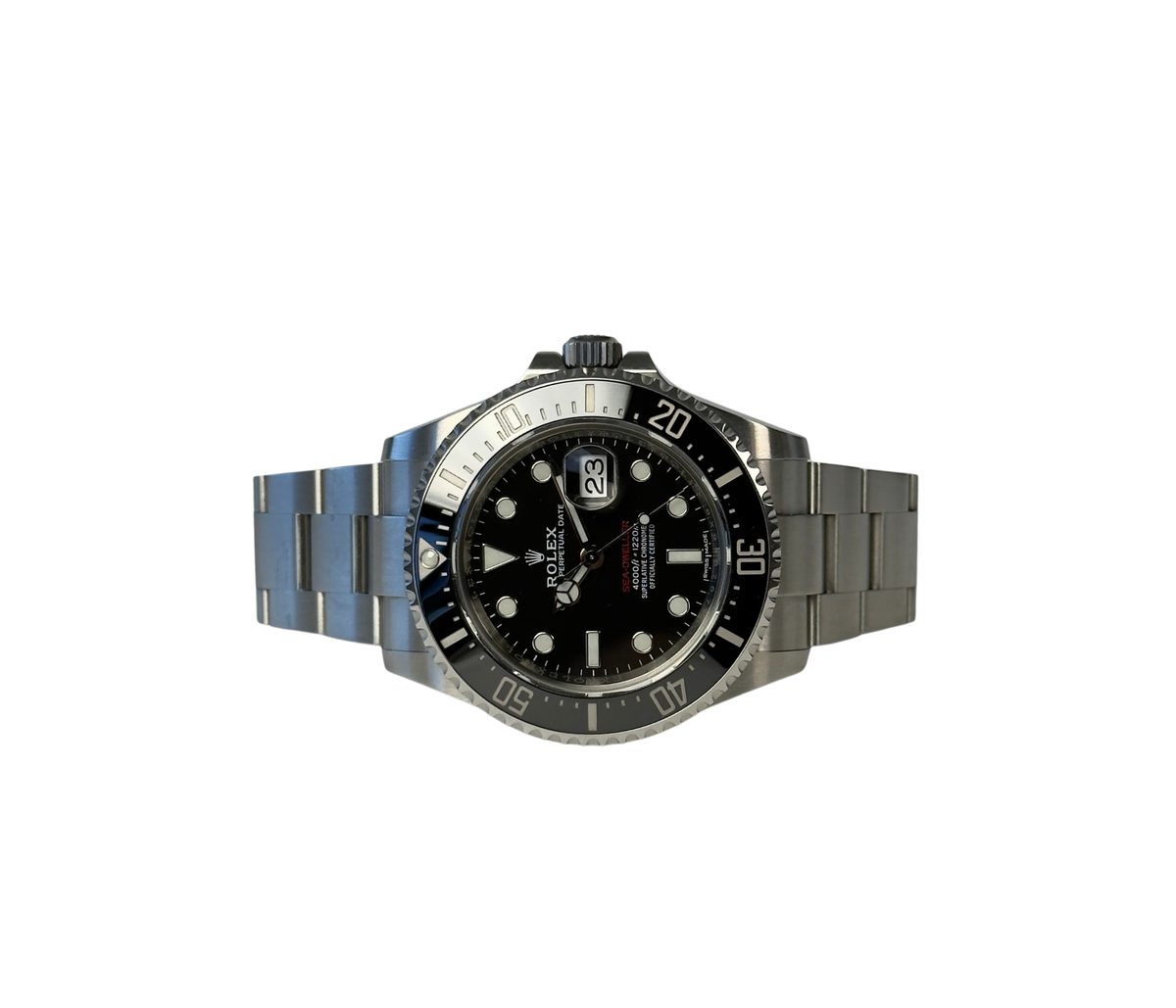 Rolex Sea-Dweller 126600 (2018) i stål på Oysterlænke med keramisk drejekrans. Uret måler 43 mm og er rigtig god stand med mindre hairline og brugsspor, 8.5/10. Kommer som fuldt sæt: Boks, certifikat, manual, kortholder, hangtag og whitetag.