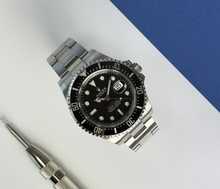 Rolex Sea-Dweller “Single Red” 126600 (2021) i stål. Uret måler 43 mm og markerer 50 års jubilæet for Sea-Dweller modellen. 
Det fremgår i alm. stand med brugsspor, 8/10. Kommer som fuldt sæt: Bokse, omslag, certifikat, manualer, hangtag, whitetag og bezelbeskytter. 