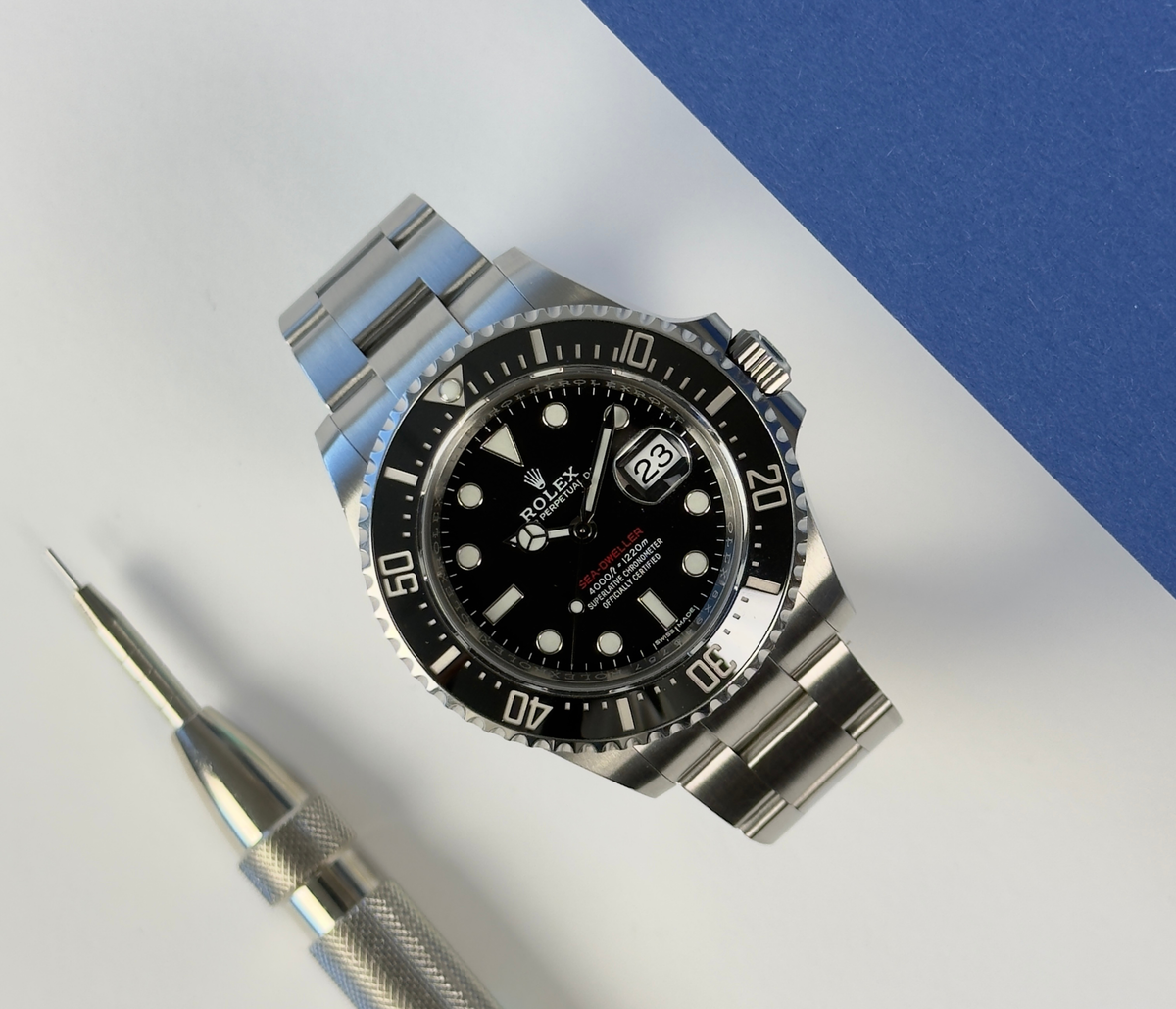 Rolex Sea-Dweller 126600 (2018) i stål på Oysterlænke med keramisk drejekrans. Uret måler 43 mm og er rigtig god stand med mindre hairline og brugsspor, 8.5/10. Kommer som fuldt sæt: Boks, certifikat, manual, kortholder, hangtag og whitetag.