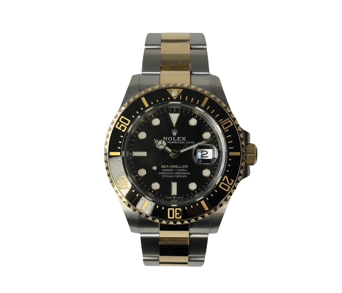 Rolex Sea-Dweller 43 126603 (2019) i guld/stål på Oysterlænke. Uret fremstår i virkelig god stand med få bruggspor, 9.5/10. Uret kommer som fuldt sæt: Bokse, yderboks, certifkat, manualer, kortholder, hangtag, whitetag samt original købskvittering fra dansk AD.