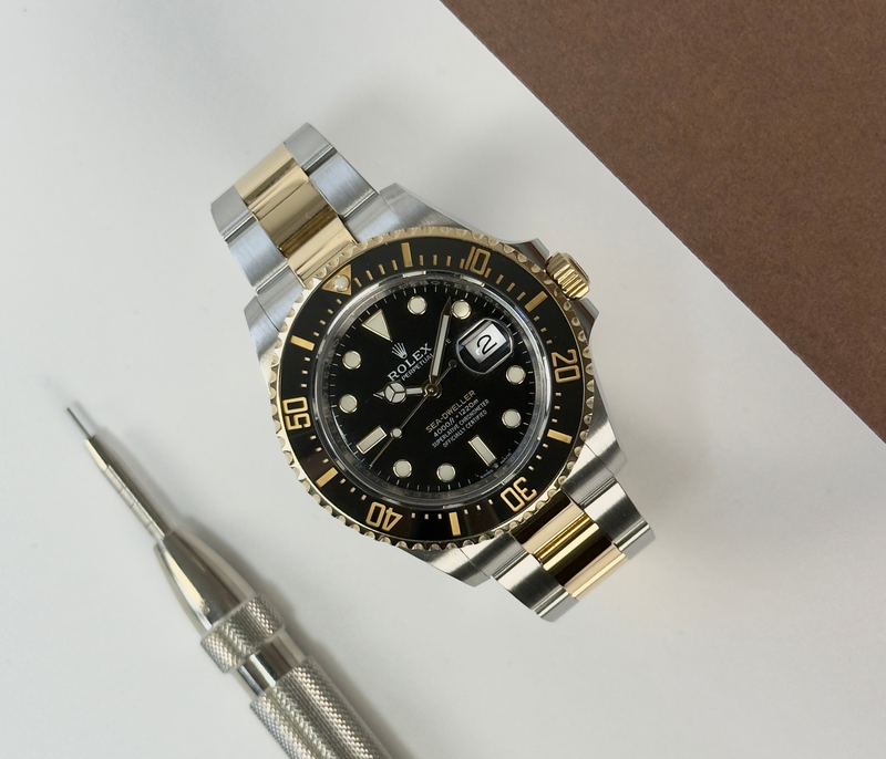 Rolex Sea-Dweller 43 126603 (2019) i guld/stål på Oysterlænke. Uret fremstår i virkelig god stand med få bruggspor, 9.5/10. Uret kommer som fuldt sæt: Bokse, yderboks, certifkat, manualer, kortholder, hangtag, whitetag samt original købskvittering fra dansk AD.