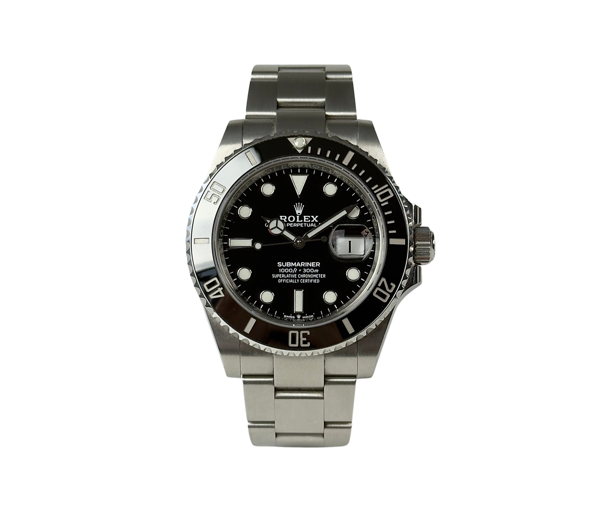 Rolex Submariner 126610LN (2021) i stål med sort skive- og keramisk dykkerkrans. Uret måler 41 mm og er i god stand med mindre brugsspor, 8.5/10. Kommer som fuldt sæt: Bokse, certifikat, manualer, kortholder og hangtag.