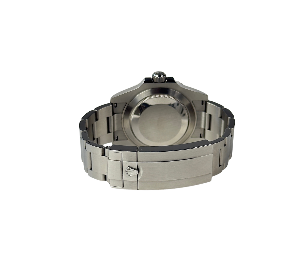 Rolex Submariner 126610LN (2021) i stål med sort skive- og keramisk dykkerkrans. Uret måler 41 mm og er i god stand med mindre brugsspor, 8.5/10. Kommer som fuldt sæt: Bokse, certifikat, manualer, kortholder og hangtag.