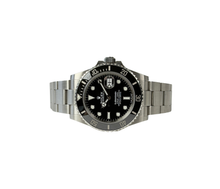 Rolex Submariner 126610LN (2021) i stål med sort skive- og keramisk dykkerkrans. Uret måler 41 mm og er i god stand med mindre brugsspor, 8.5/10. Kommer som fuldt sæt: Bokse, certifikat, manualer, kortholder og hangtag.