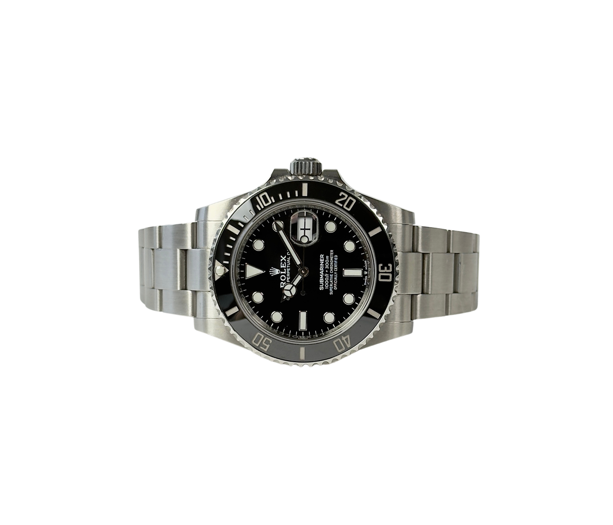 Rolex Submariner 126610LN (2021) i stål med sort skive- og keramisk dykkerkrans. Uret måler 41 mm og er i god stand med mindre brugsspor, 8.5/10. Kommer som fuldt sæt: Bokse, certifikat, manualer, kortholder og hangtag.