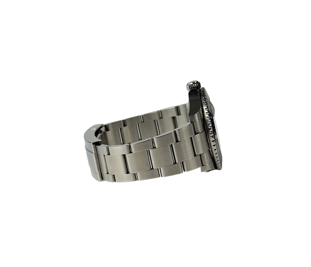 Rolex Submariner 126610LN (2021) i stål med sort skive- og keramisk dykkerkrans. Uret måler 41 mm og er i god stand med mindre brugsspor, 8.5/10. Kommer som fuldt sæt: Bokse, certifikat, manualer, kortholder og hangtag.