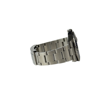 Rolex Submariner 126610LN (2021) i stål med sort skive- og keramisk dykkerkrans. Uret måler 41 mm og er i god stand med mindre brugsspor, 8.5/10. Kommer som fuldt sæt: Bokse, certifikat, manualer, kortholder og hangtag.