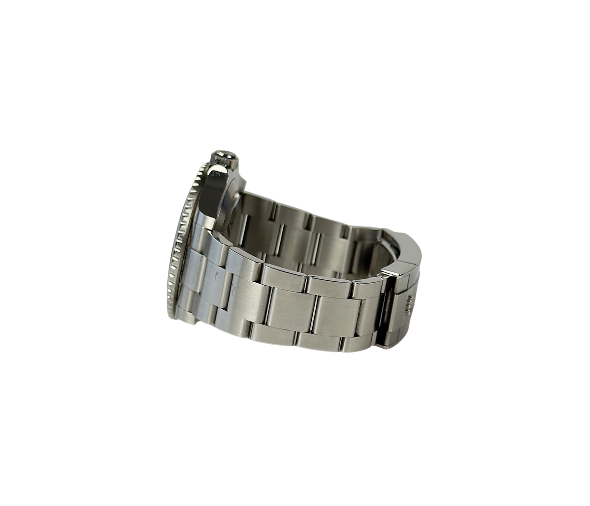 Rolex Submariner 126610LN (2021) i stål med sort skive- og keramisk dykkerkrans. Uret måler 41 mm og er i god stand med mindre brugsspor, 8.5/10. Kommer som fuldt sæt: Bokse, certifikat, manualer, kortholder og hangtag.