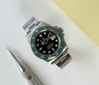 Rolex Submariner 126610LV "Starbucks" MK1 (2020) i stål med grøn drejerkans. Uret fremstår i god alm. stand med overfladiske brugsspor. Kommer som fuldt sæt: Bokse, certifikat, manualer, hangtag og tre ekstra led.