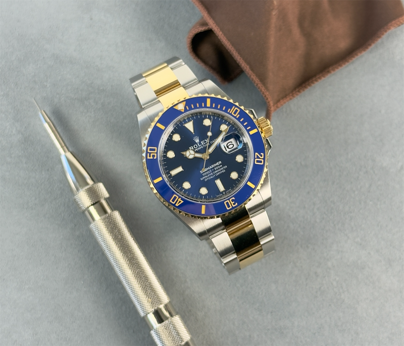 Rolex Submariner 126613LB fra 2021 i guld/stål med blå skive og lynette. Fremstår i rigtig god stand med alm. brugsspor. Kommer som fuldt sæt.