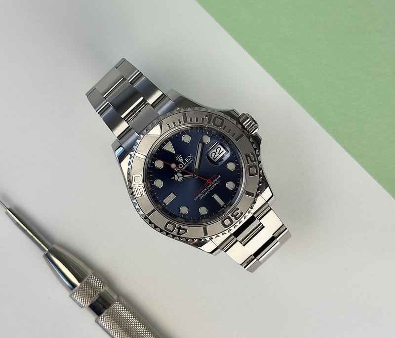 Rolex Yacht-Master 126622 (2020) i stål med krans af platin og blå skive. Uret fremstår i virkelig flot stand uden brugsspor, 9.9/10, med få brugsspor. Kommer som fuldt sæt: Bokse, certifikat, manualer, hangtag og whitetag.