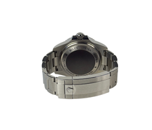 Rolex Sea-Dweller Deepsea 126660 James Cameron (2019) i stål. Det fremstår i mint stand uden brugsspor. Uret måler 44mm og er udstyret med en farvegraduerende blå/sort skive, der symboliserer havets dybde. Uret er vandtæt til imponerende 3900 meter. Kommer som fuldt sæt: Bokse, certifikat, manualer og tag. 