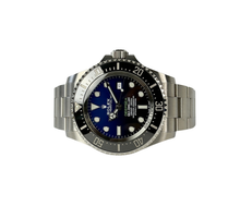 Rolex Sea-Dweller Deepsea 126660 James Cameron (2019) i stål. Det fremstår i mint stand uden brugsspor. Uret måler 44mm og er udstyret med en farvegraduerende blå/sort skive, der symboliserer havets dybde. Uret er vandtæt til imponerende 3900 meter. Kommer som fuldt sæt: Bokse, certifikat, manualer og tag. 