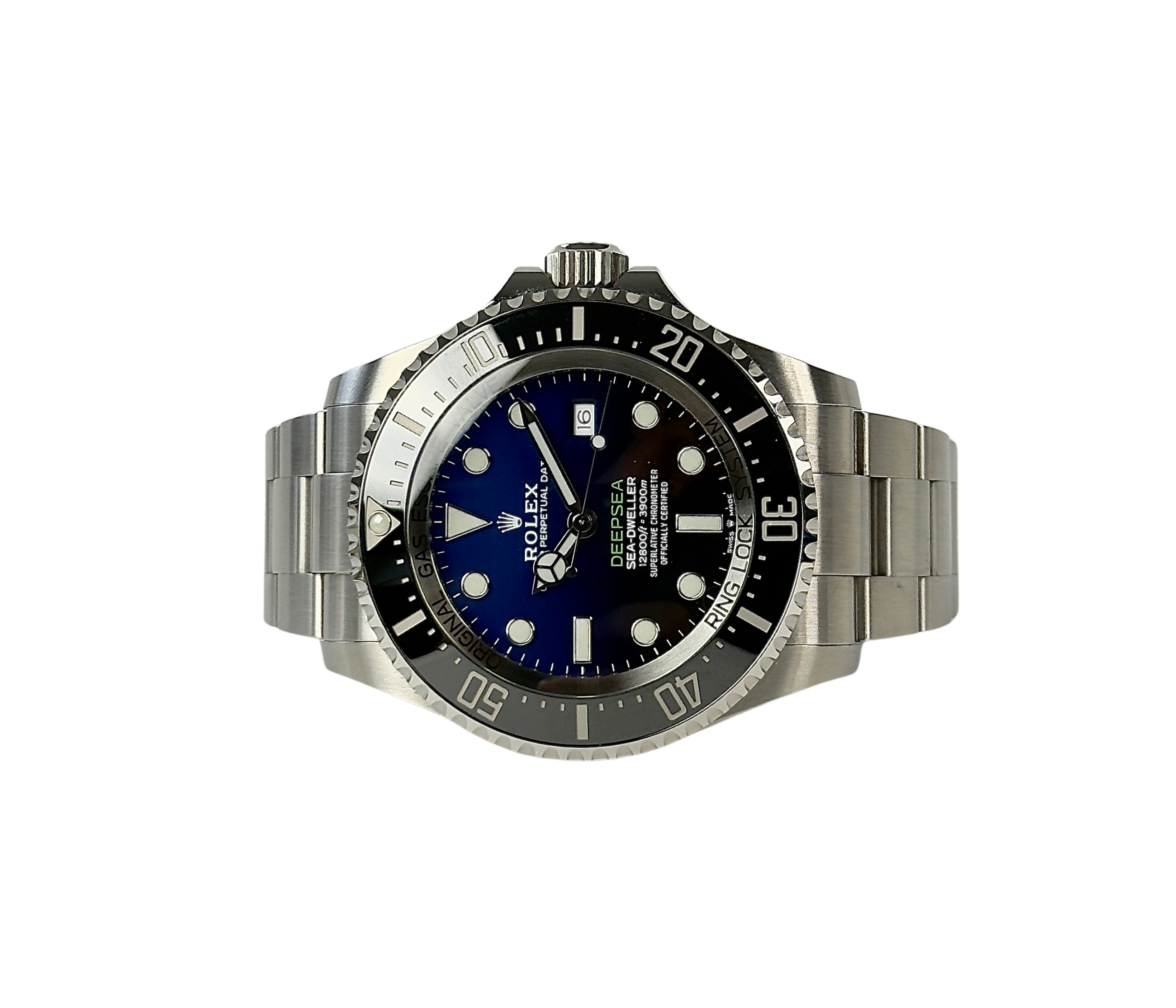Rolex Sea-Dweller Deepsea 126660 James Cameron (2019) i stål. Det fremstår i mint stand uden brugsspor. Uret måler 44mm og er udstyret med en farvegraduerende blå/sort skive, der symboliserer havets dybde. Uret er vandtæt til imponerende 3900 meter. Kommer som fuldt sæt: Bokse, certifikat, manualer og tag. 