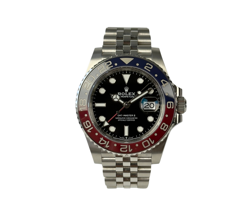 Rolex GMT-Master II 126710BLRO "Pepsi" (2025) på Jubilee-lænke. Uret fremstår i utrolig flot stand med få brugsspor, 9.5/10. Kommer som fuldt sæt: Bokse, certifikat, købskvittering og hangtag. Solgt fra dansk AD. Uret er omfattet af Rolex World Wide Garanti til december 2030.