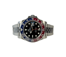 Rolex GMT-Master II 126710BLRO "pepsi" (2022) i stål på Jubilee-lænke med rød/sort GMT-drejekrans. Uret fremstår i utrolig flot stand med få håndteringsspor, 9.5/10. Kommer som fuldt sæt: Bokse, certifikat, manualer, kortholder og hangtag. Uret er omfattet af Rolex World Wide Garanti til april 2027.