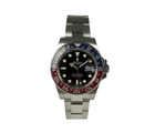 Rolex GMT-Master II 126710BLRO "Pepsi" (2022) i stål på Oysterlænke med rød/blå drejekrans. Uret fremstår i flot stand, 9/10. Kommer som fuldt sæt: Bokse, certifikat, manualer, hangtag og ekstra led. 
Uret er omfattet af Rolex World Wide Garanti til juni 2027.