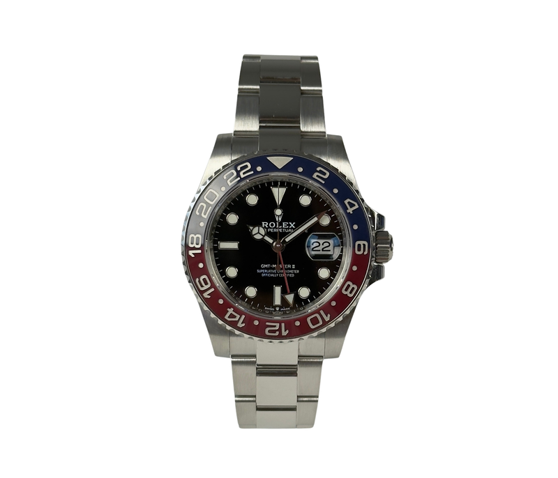 Rolex GMT-Master II 126710BLRO "Pepsi" (2022) i stål på Oysterlænke med rød/blå drejekrans. Uret fremstår i flot stand, 9/10. Kommer som fuldt sæt: Bokse, certifikat, manualer, hangtag og ekstra led. 
Uret er omfattet af Rolex World Wide Garanti til juni 2027.