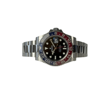 Rolex GMT-Master II 126710BLRO "Pepsi" (2022) i stål på Oysterlænke med rød/blå drejekrans. Uret fremstår i flot stand, 9/10. Kommer som fuldt sæt: Bokse, certifikat, manualer, hangtag og ekstra led. 
Uret er omfattet af Rolex World Wide Garanti til juni 2027.
