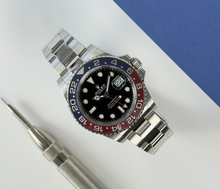 Rolex GMT-Master II 126710BLRO "Pepsi" (2022) i stål på Oysterlænke med rød/blå drejekrans. Uret fremstår i flot stand, 9/10. Kommer som fuldt sæt: Bokse, certifikat, manualer, hangtag og ekstra led. 
Uret er omfattet af Rolex World Wide Garanti til juni 2027.