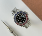 Rolex GMT-Master II 126710BLRO "Pepsi" (2025) på Jubilee-lænke. Uret fremstår i utrolig flot stand med få brugsspor, 9.5/10. Kommer som fuldt sæt: Bokse, certifikat, købskvittering og hangtag. Solgt fra dansk AD. Uret er omfattet af Rolex World Wide Garanti til december 2030.