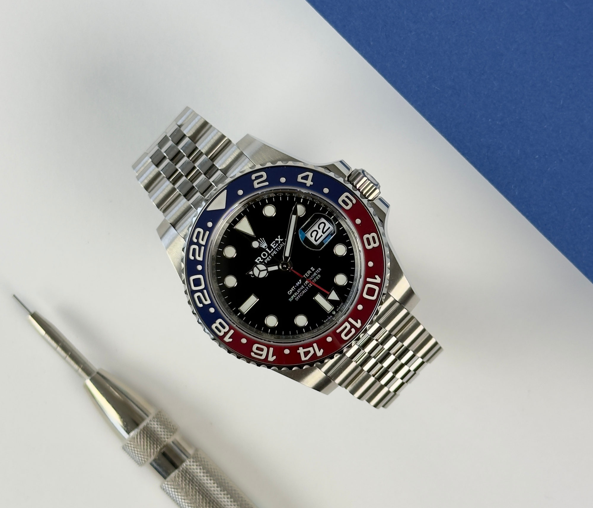 Rolex GMT-Master II 126710BLRO "pepsi" (2022) i stål på Jubilee-lænke med rød/sort GMT-drejekrans. Uret fremstår i utrolig flot stand med få håndteringsspor, 9.5/10. Kommer som fuldt sæt: Bokse, certifikat, manualer, kortholder og hangtag. Uret er omfattet af Rolex World Wide Garanti til april 2027.
