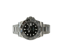 Rolex GMT-Master II 126710GRNR "Bruce Wayne" (2024) i stål på Oysterlænke med sort/grå GMT-krans. Uret fremstår i mint stand, delvist med fabriksstickers, 10/10. Kommer som fuldt sæt: Bokse, omslag, certifikat, manualer, kortholder og hangtag.
Uret er omfattet af Rolex World Wide Garanti til oktober 2029.