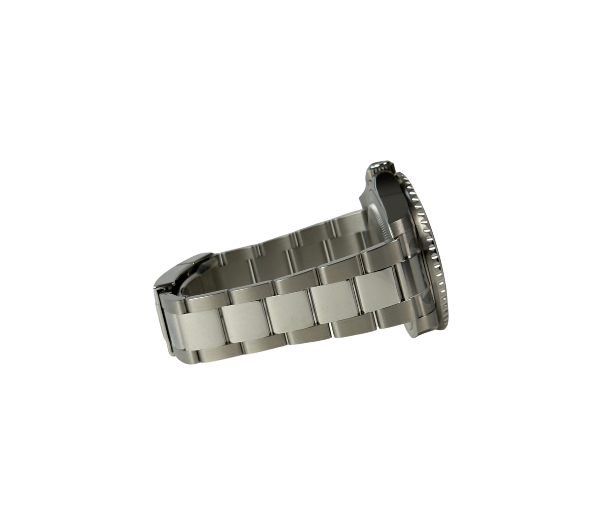 Rolex GMT-Master II 126710GRNR "Bruce Wayne" (2024) i stål på Oysterlænke med sort/grå GMT-krans. Uret fremstår i mint stand, delvist med fabriksstickers, 10/10. Kommer som fuldt sæt: Bokse, omslag, certifikat, manualer, kortholder og hangtag.
Uret er omfattet af Rolex World Wide Garanti til oktober 2029.