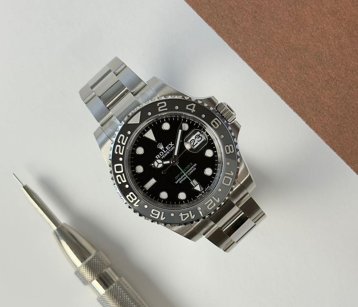 Rolex GMT-Master II 126710GRNR "Bruce Wayne" (2024) i stål på Oysterlænke med sort/grå GMT-krans. Uret fremstår i mint stand, delvist med fabriksstickers, 10/10. Kommer som fuldt sæt: Bokse, omslag, certifikat, manualer, kortholder og hangtag.
Uret er omfattet af Rolex World Wide Garanti til oktober 2029.