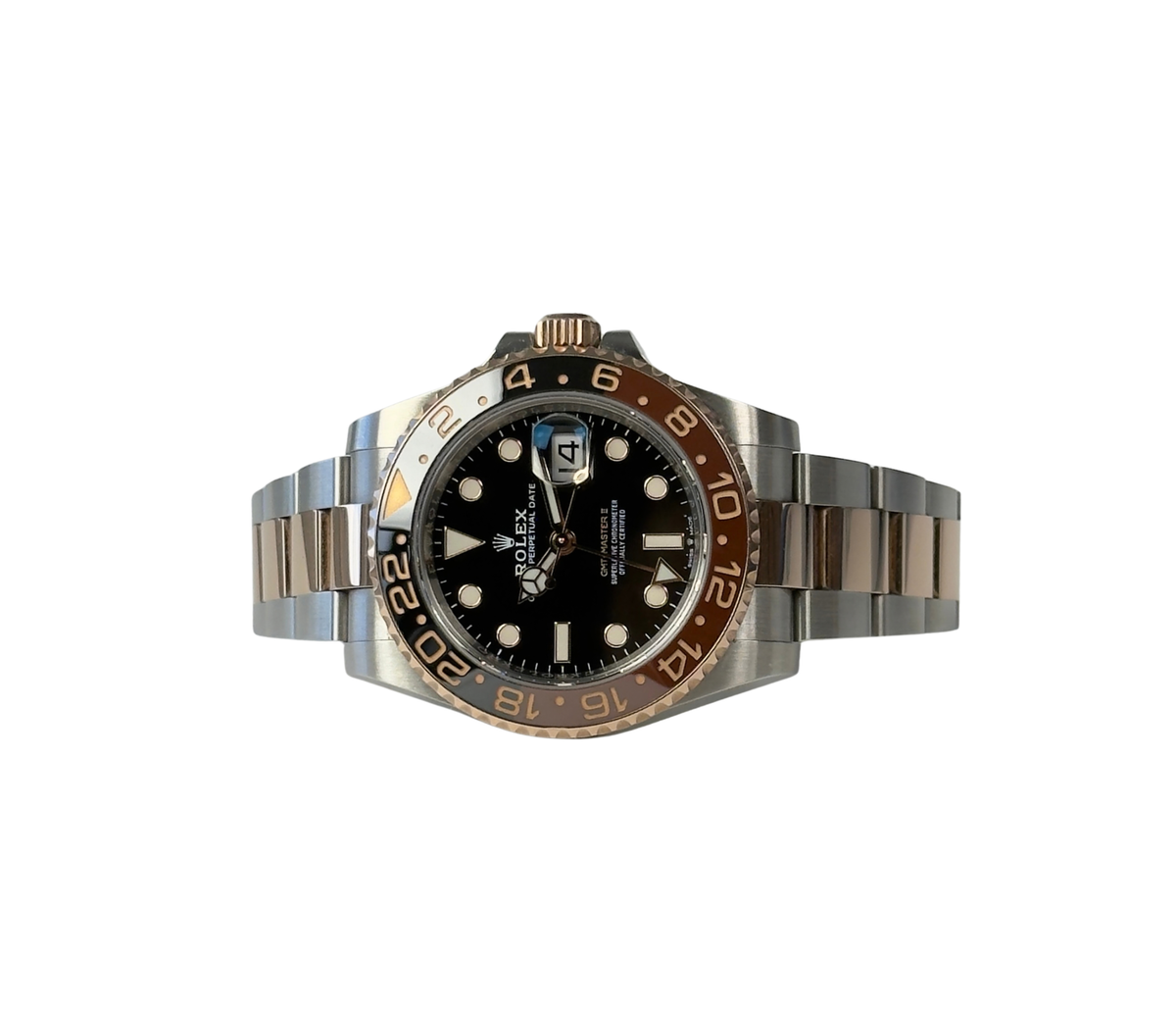 Rolex GMT-Master II 126711CHNR (2021) i stål og rosaguld med Oysterlænke. Uret fremstår i alm. god stand, 8/10. Kommer som fuldt sæt: Bokse, certifikat, manualer, kortholder, hangtag og whitetag. 