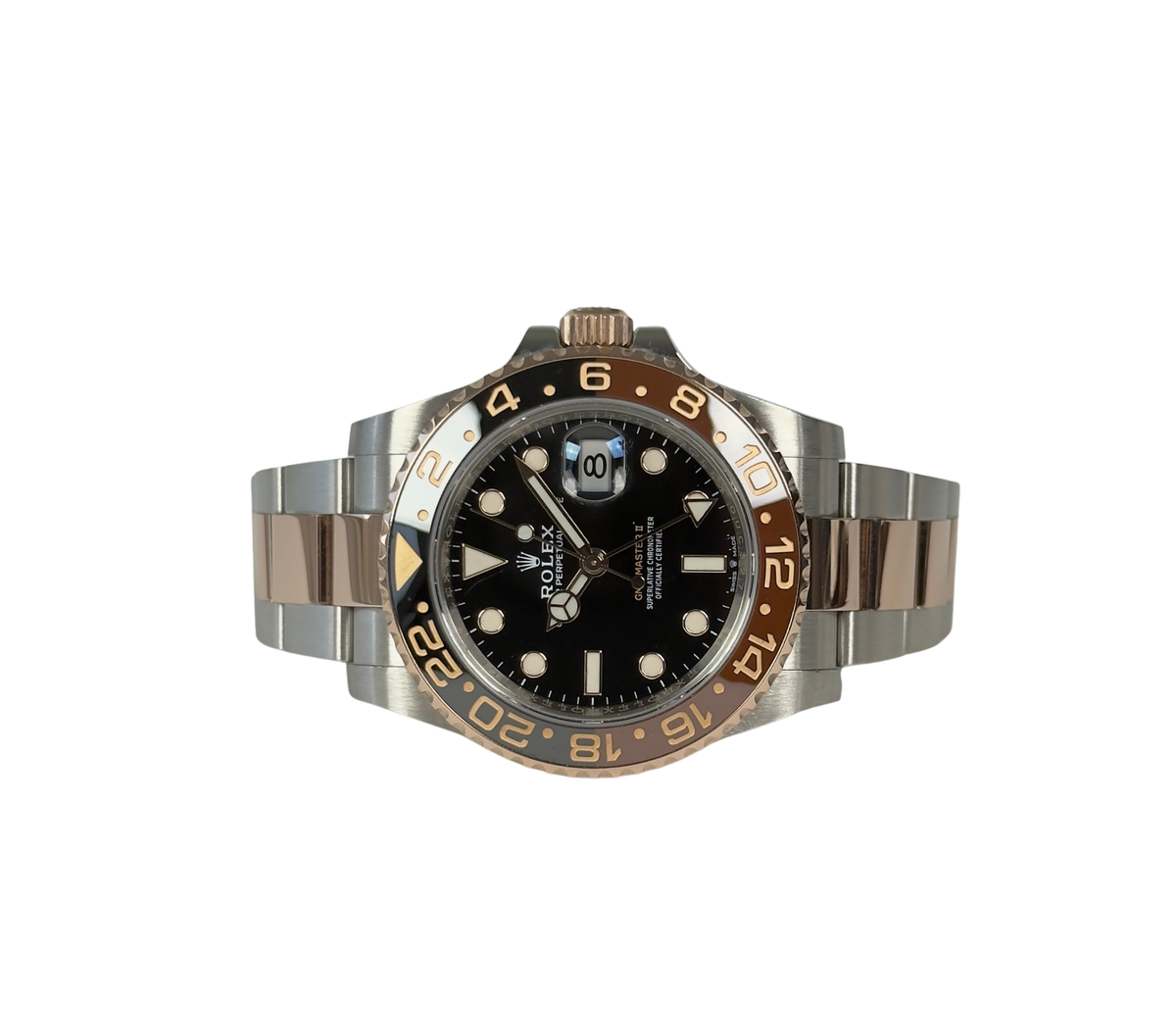 Rolex GMT-Master II 126711CHNR 'Rootbeer' (2020) i rosaguld og stål på Oysterlænke. Uret fremstår i rigtig god stand med mindre brugsspor, 9/10. Kommer som fuldt sæt: Boks, certifikat, manualer, kortholder og hangtag.