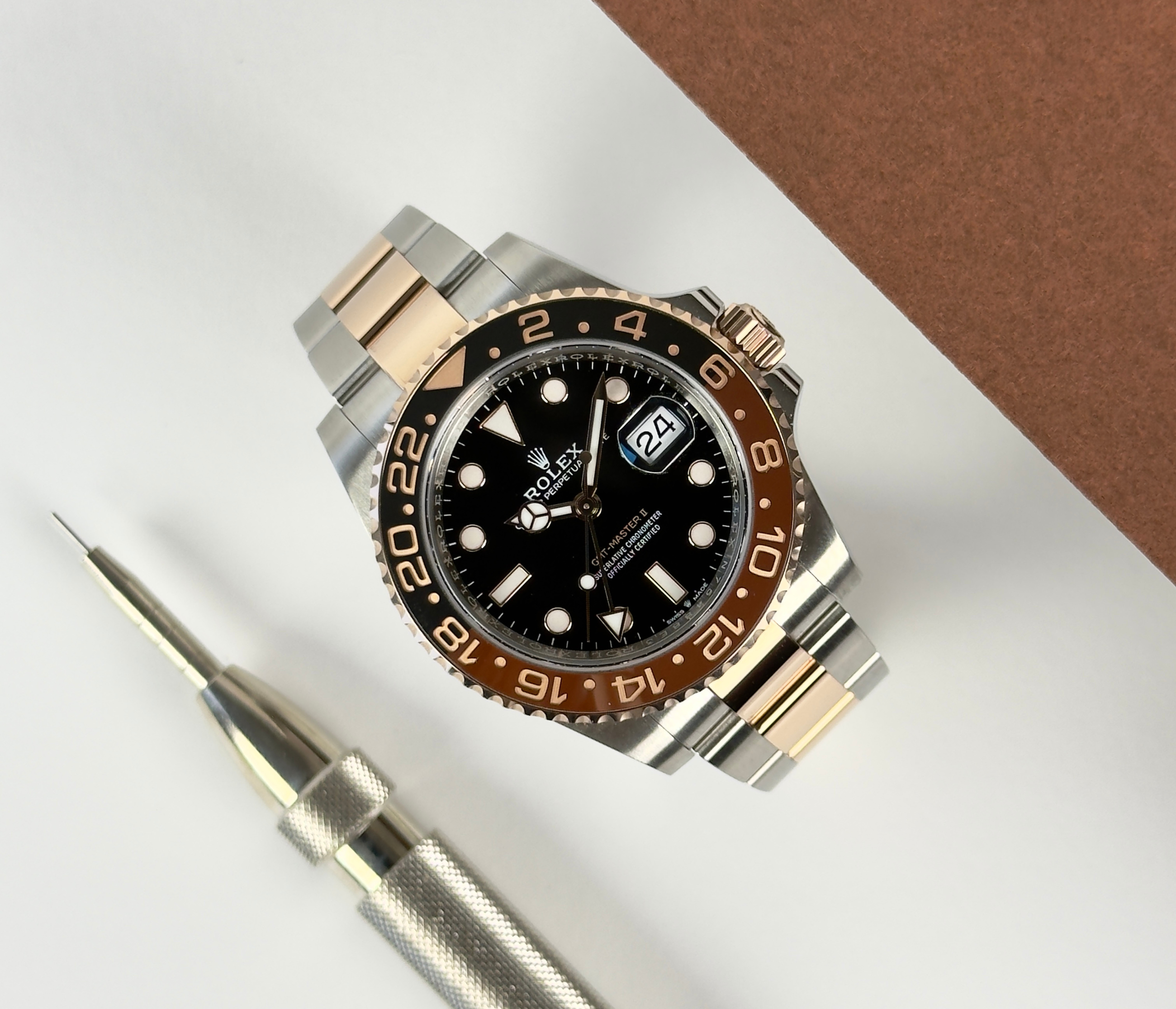 Rolex GMT-Master II 126711CHNR "Rootbeer" (2023) med få spor af håndtering, 9,5/10. Kommer som fuldt sæt: Bokse, omslag, certifikat, manualer og hangtag. Uret er omfattet af Rolex World Wide Garanti til 2028.