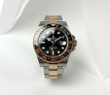 Rolex GMT-Master II 126711CHNR "Rootbeer" (2023) med få spor af håndtering, 9,5/10. Kommer som fuldt sæt: Bokse, omslag, certifikat, manualer og hangtag. Uret er omfattet af Rolex World Wide Garanti til 2028.