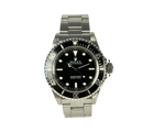 Rolex Submariner 14060 No Date (Swiss Only) solgt i feb. 1999 (U-serie fra 1998). Uret måler 40 mm og er udført i stål med sort skive- og krans. Fremstår i flot og nyserviceret stand. Kommer med cerfitikat, org. købskvittering, servicefaktura, kortholder og Rolex-anker.