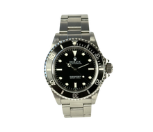 Rolex Submariner 14060 No Date (Swiss Only) solgt i feb. 1999 (U-serie fra 1998). Uret måler 40 mm og er udført i stål med sort skive- og krans. Fremstår i flot og nyserviceret stand. Kommer med cerfitikat, org. købskvittering, servicefaktura, kortholder og Rolex-anker.